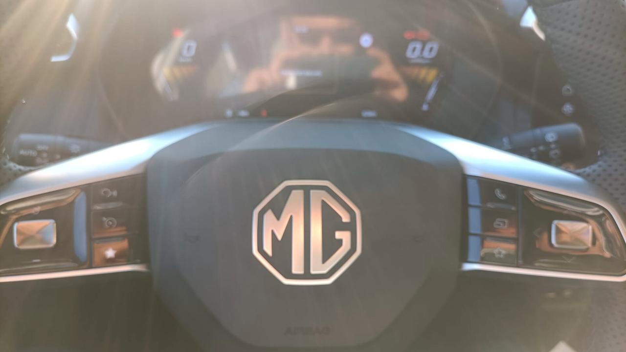 NUOVA Mg ZS 1.5 MT Standard 2025