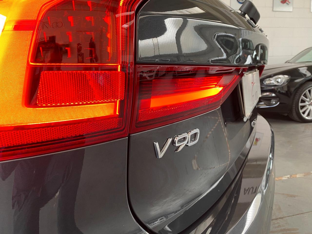 Volvo V90 D5 AWD Geartronic Momentum