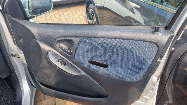 TOYOTA Yaris 1.0i 16V cat 5 porte Sol