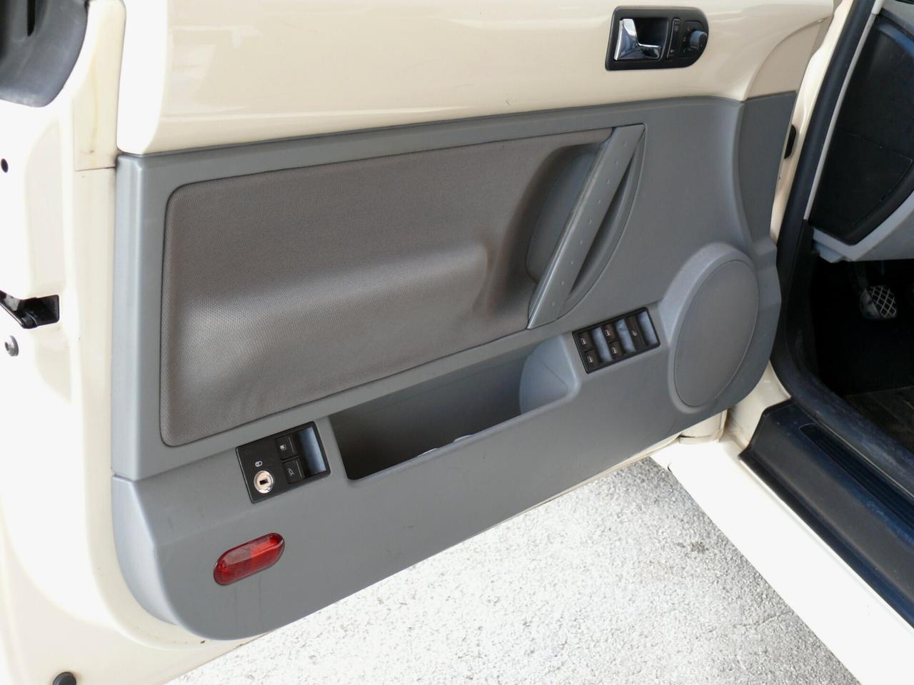 Volkswagen New Beetle 1.6 Cabrio (M1397)