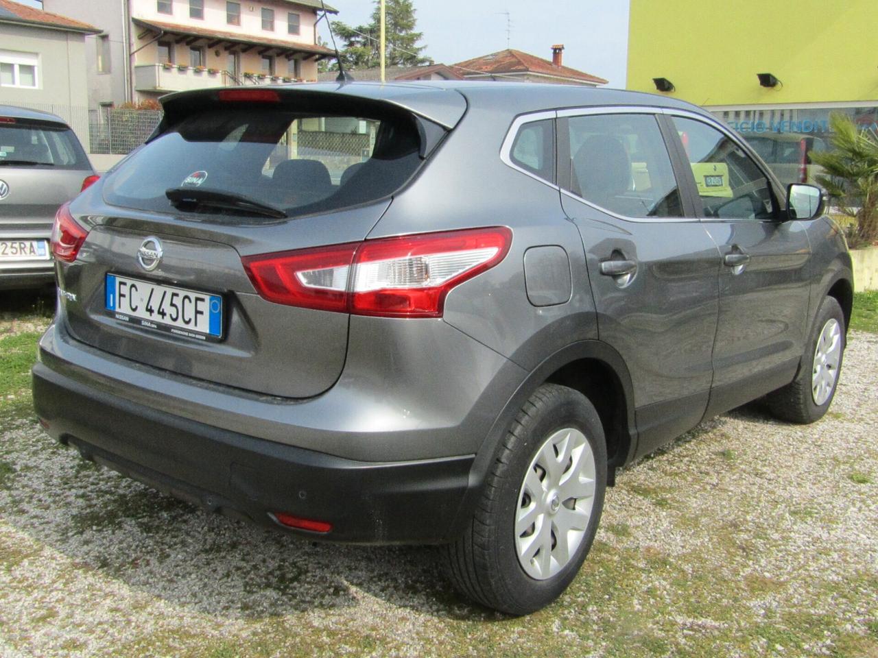 Nissan Qashqai 1.2 DIG-T Visia pochi km
