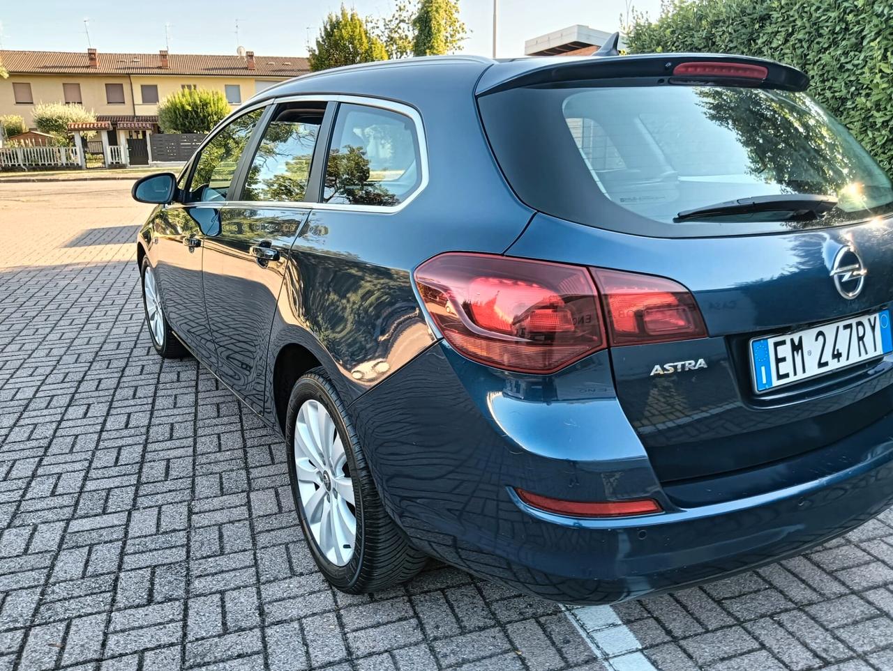 OPEL ASTRA..ANNO 2012....NEOPATENTATIIL..SENSORI DI PARCHEGGIO POSTERIORI ANTERIORE..NAVIGATORE. CRUYS CONTROL. CELL 320 147 1147 WUATSAPP. CELL 3276540940..PREZZO 530O€ TRATABILLE 0