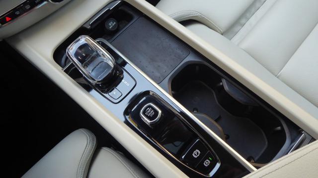 VOLVO XC60 B4 (d) AWD automatico Plus Bright