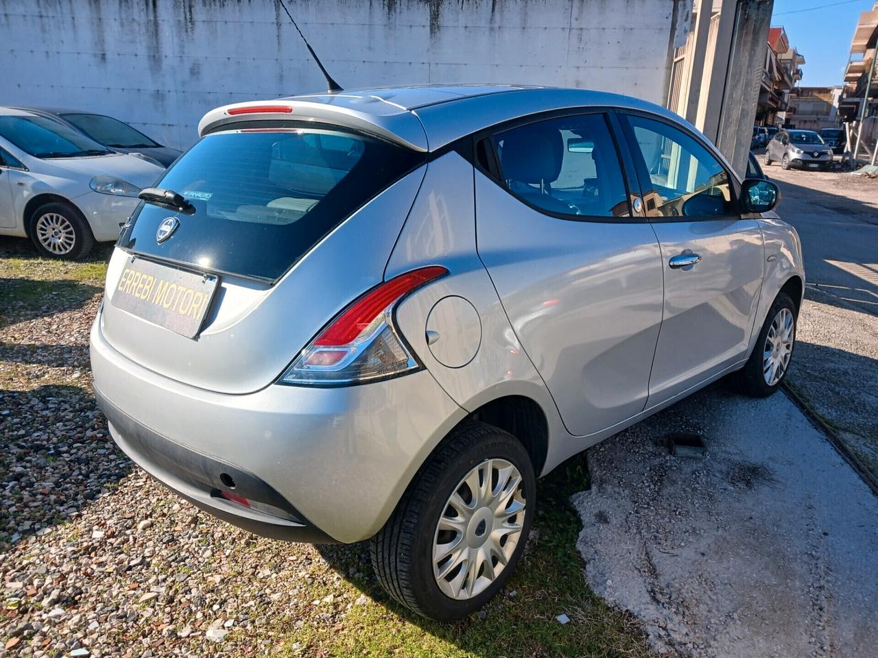 Lancia Ypsilon 0.9 TwinAir 85 CV 5 porte Metano Ecochic Silver