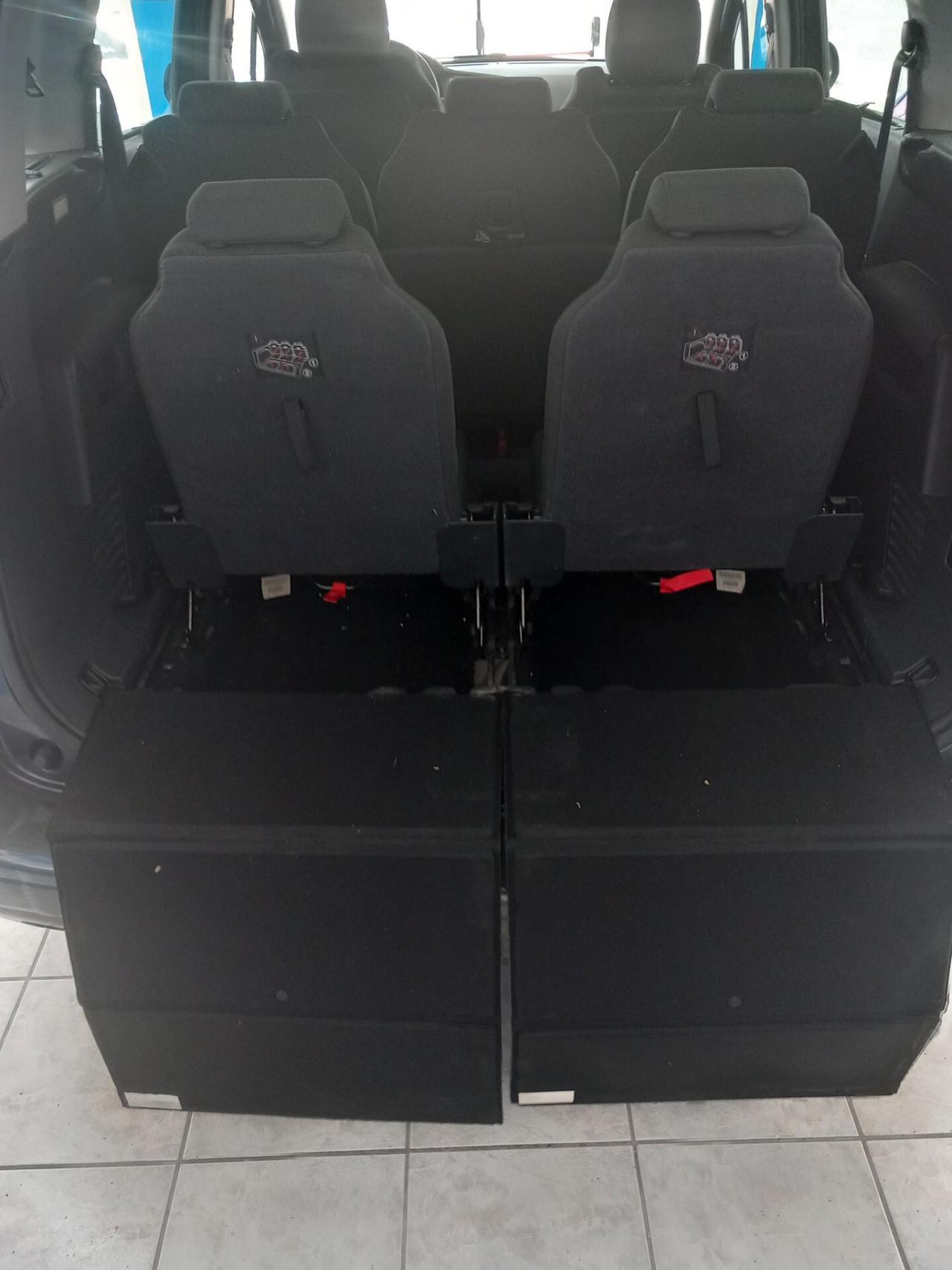 Peugeot 5008 1.6 diesel automatica 7 posti 152 mila km anno 2013