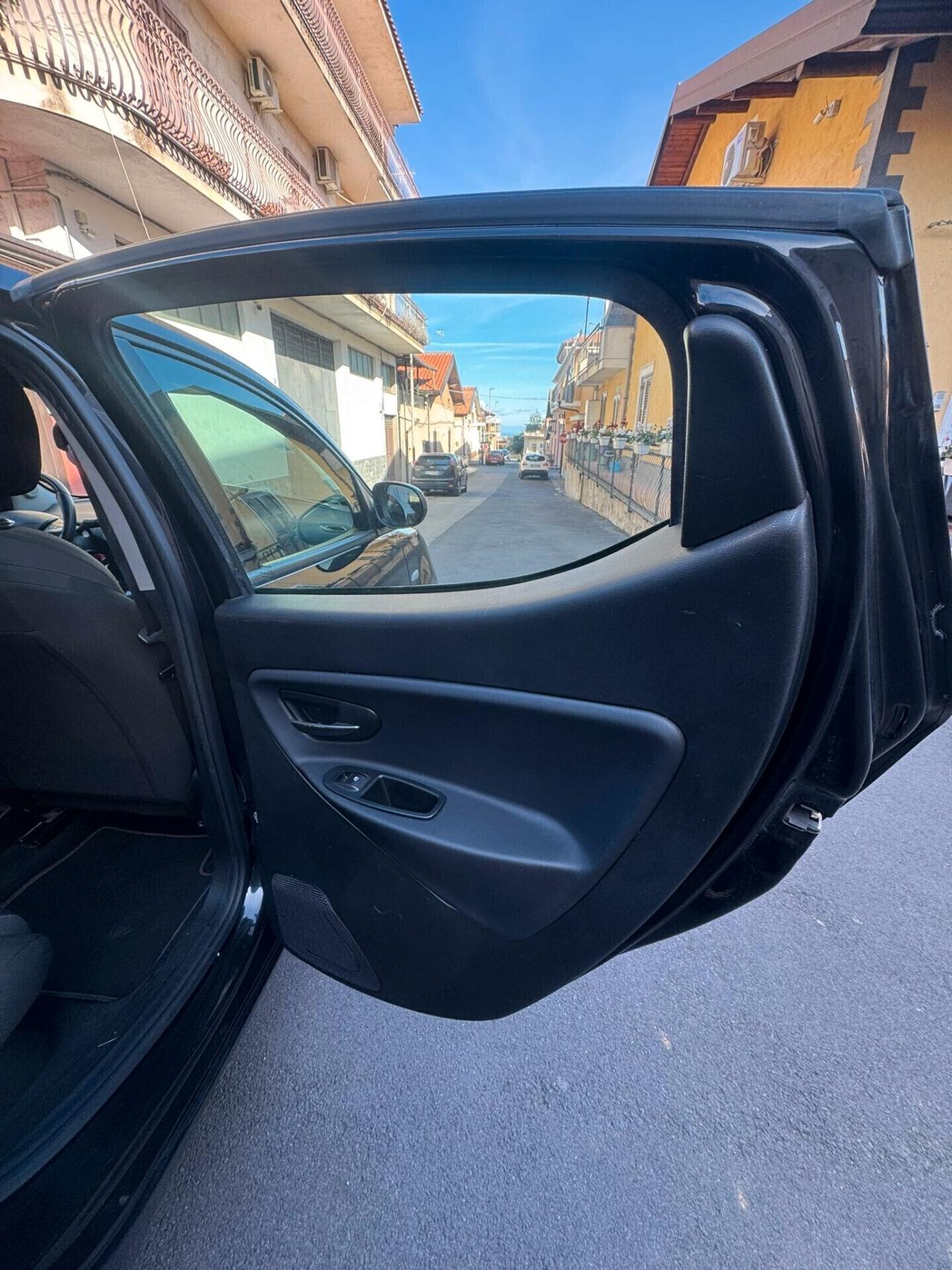 Lancia Ypsilon 1.3 MJT 16V 95 CV 5 porte S&S S Momodesign