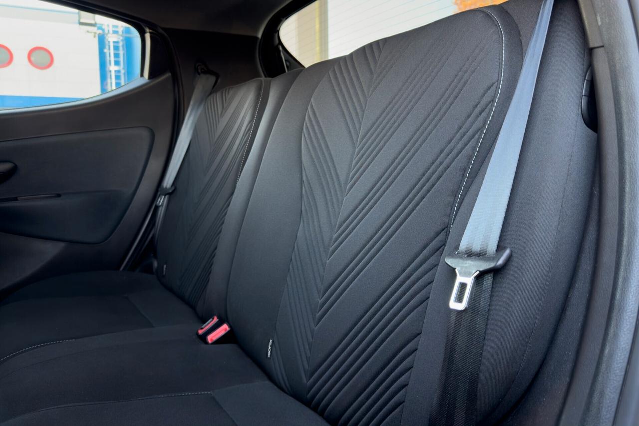 Lancia Ypsilon Hybrid - 70cv / 5 porte / Ecochic Gold