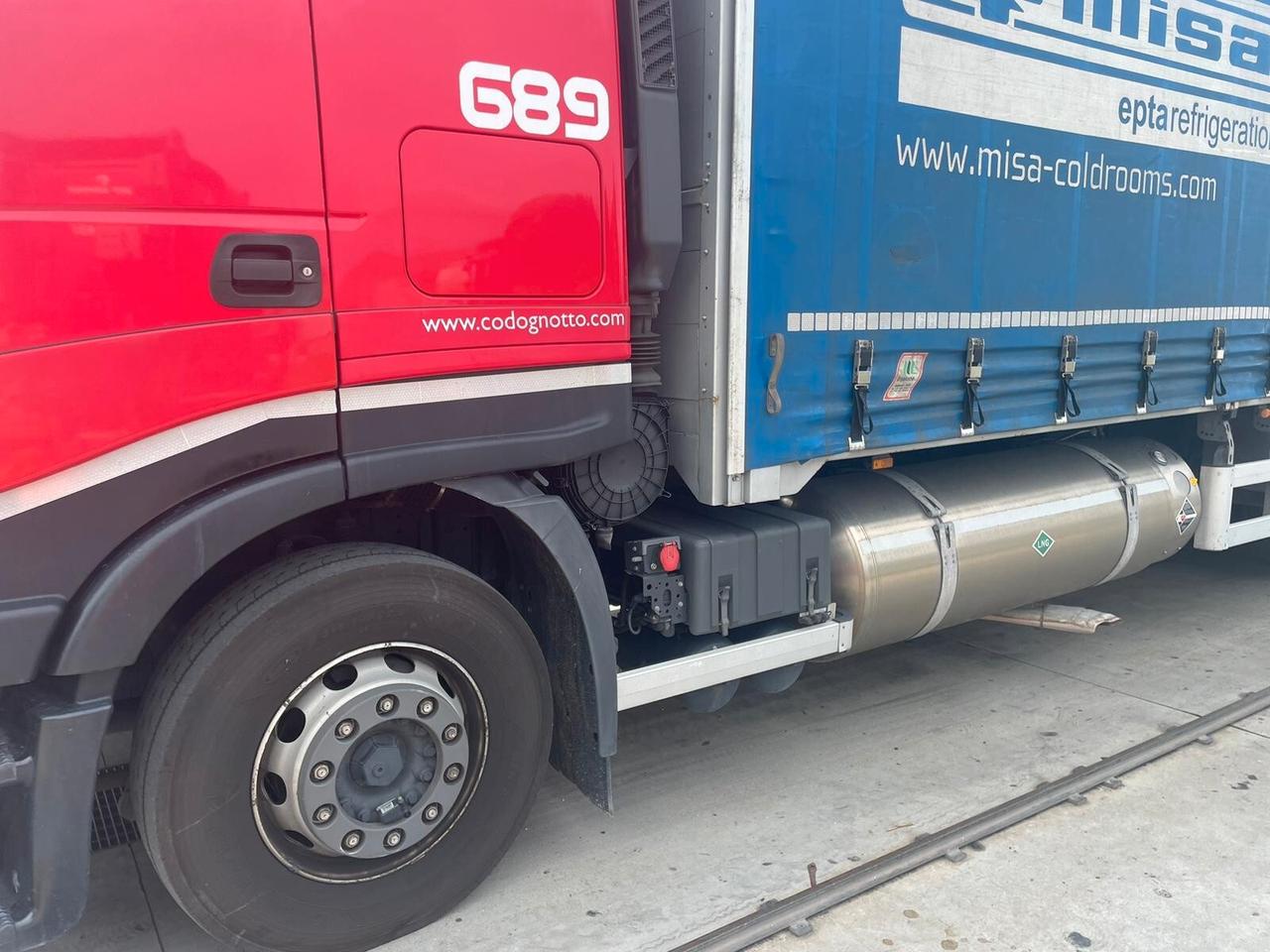 IVECO Stralis 460 LNG 6x2 centinato + Moffett M4 2.000 kg