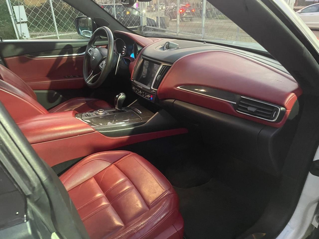 Maserati Levante - Tetto panoramico