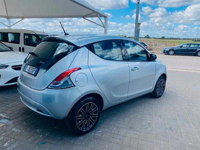 Lancia Ypsilon 1.0 FireFly 5 porte S&S Hybrid Ecochic Silver