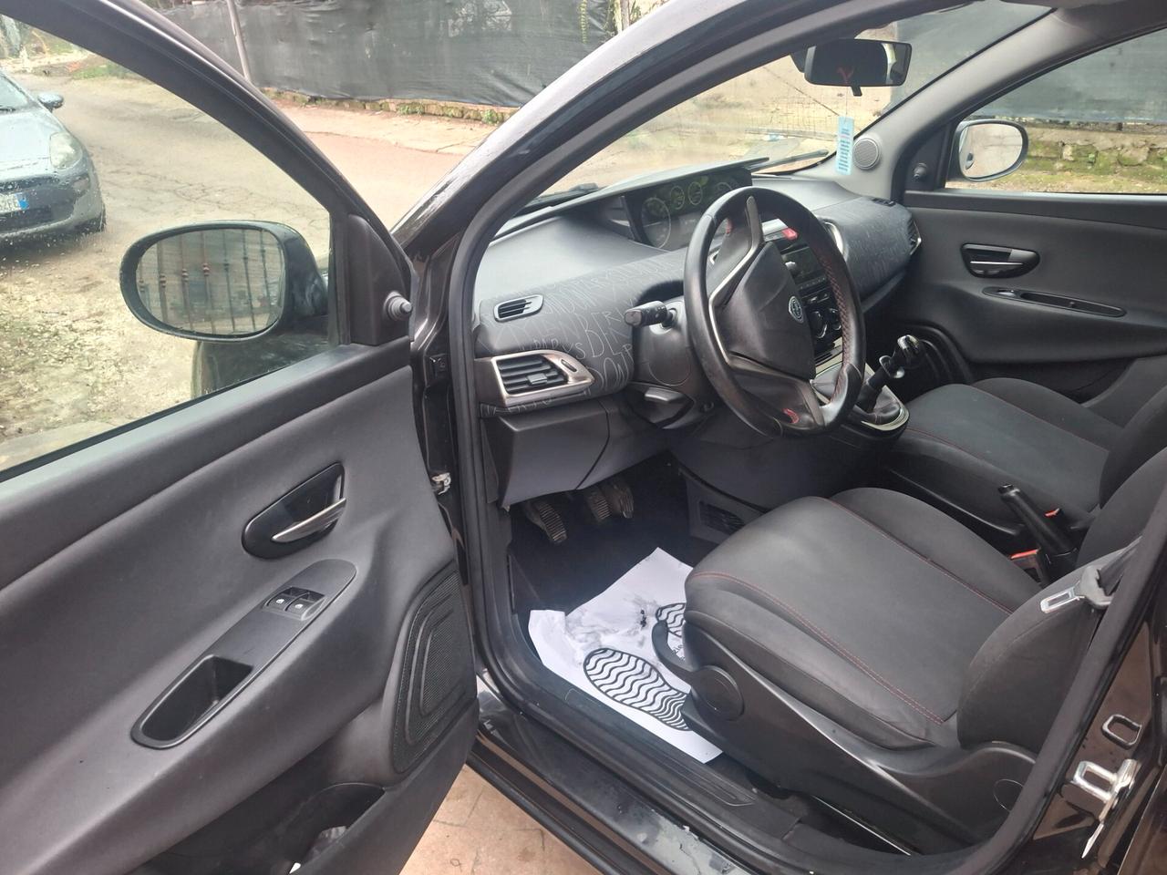 Lancia Ypsilon 1.2 69 CV 5 porte GPL Ecochic Silver neopatentati