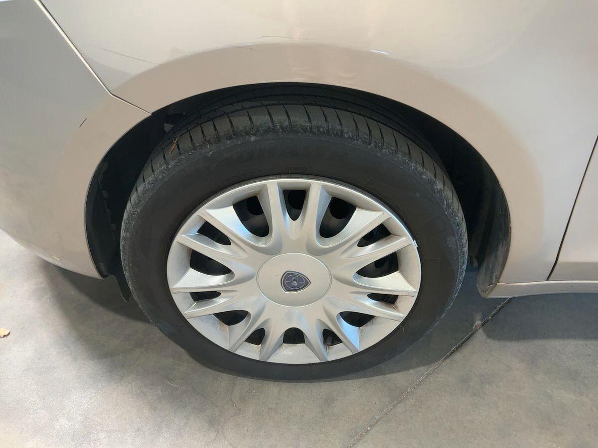 Lancia Ypsilon 1.2 69 CV 5 porte S&S Silver