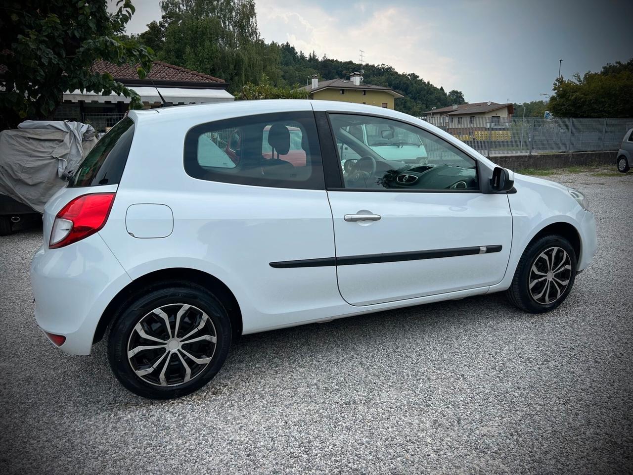 Renault Clio 1.2 16V - UNIPROPRIETARIO-NEOPATENTATI