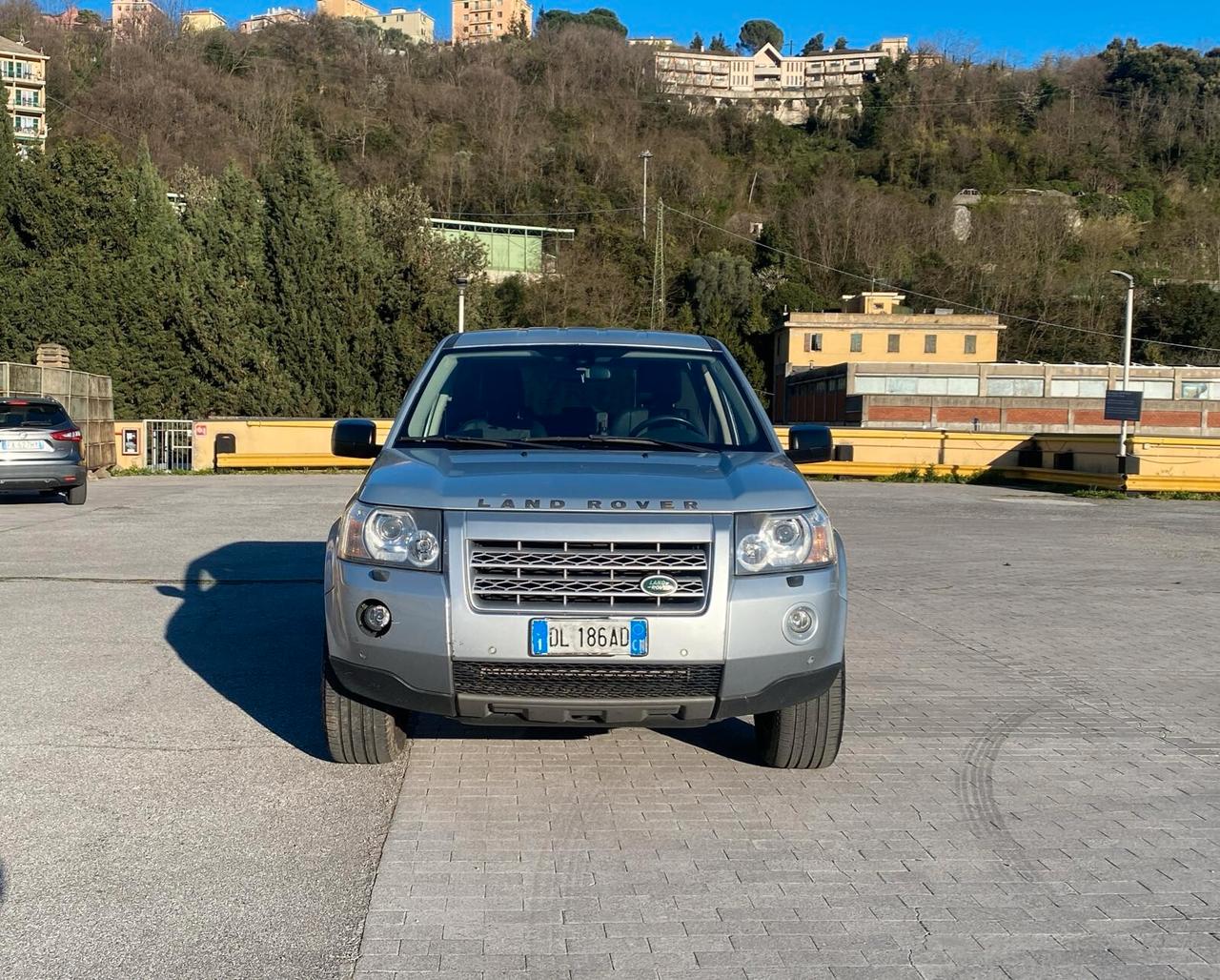 LAND ROVER FREELANDER 2.2 TD4 HSE AUTOMATICA – PELLE – NAVI – SUPER ACCESSORIATA Proponiamo bellissima Land Rover Freelander 2.2 TD4 HSE automatica, una delle versioni più complete e ricercate della gamma. Vettura molto bella di carrozzeria e molto
