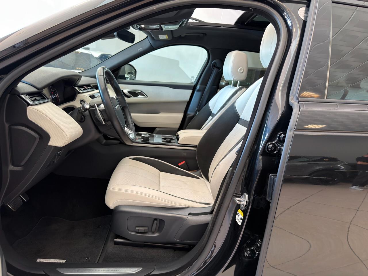 Land Rover Range Velar 2.0D I4 240 CV R-Dynamic HSE. TETTO APRIBILE