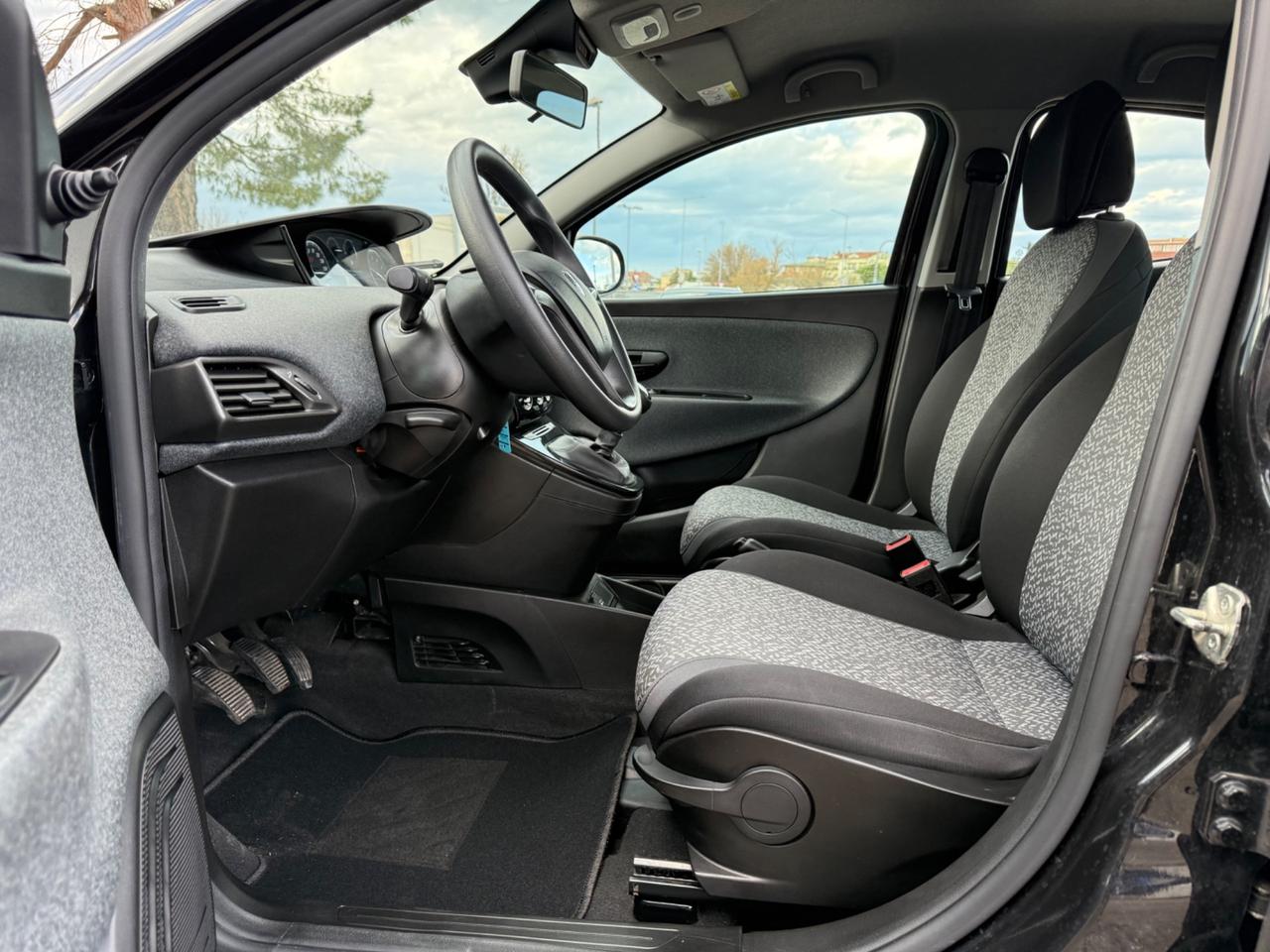 Lancia Ypsilon 1.0 FireFly 5 porte S&S Hybrid Ecochic Silver