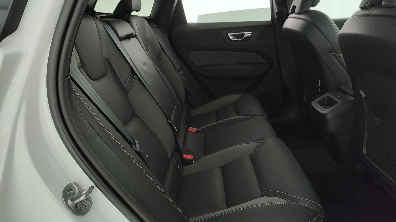 VOLVO XC60 2.0 b5 Plus Dark awd auto