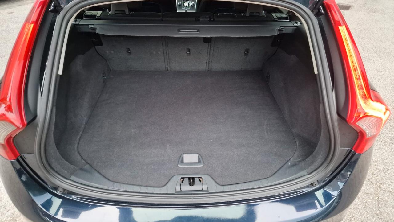 Volvo V60 D2 Geartronic Edition x Neopatentati