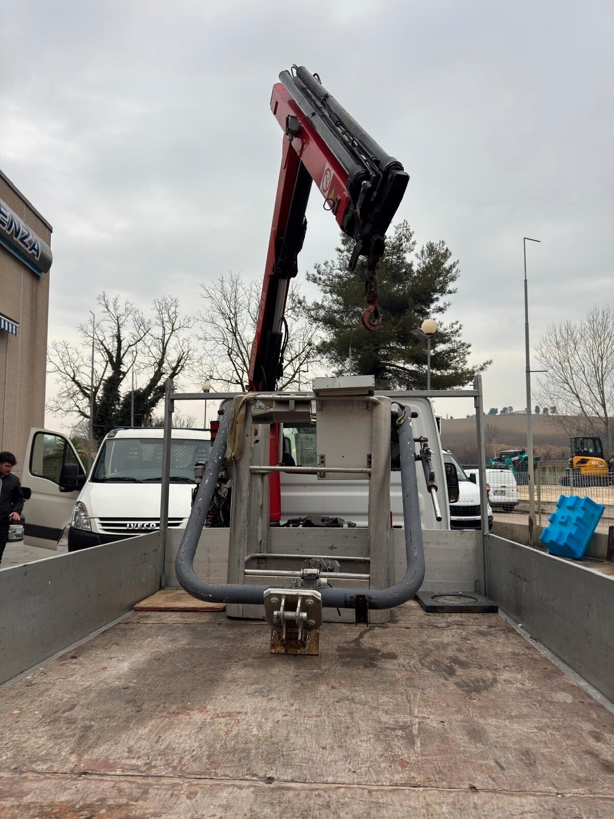 Camion pianale IVECO Daily 35-e4 con gru