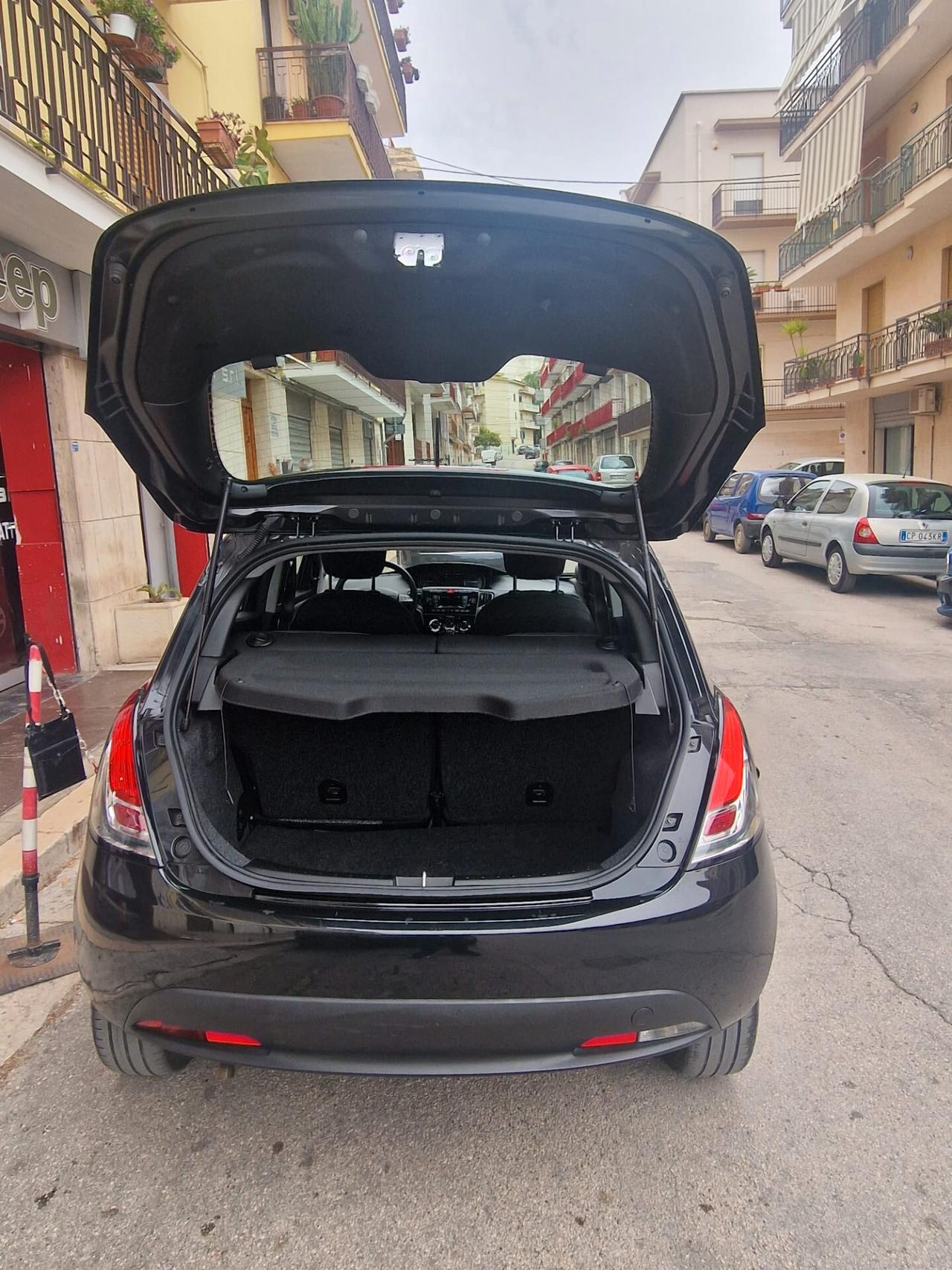 Lancia Ypsilon 1.0 FireFly 5 porte S&S Hybrid UnYca