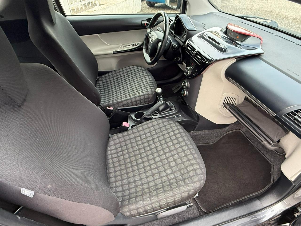 Toyota iQ 1.0 Lounge 4 Posti