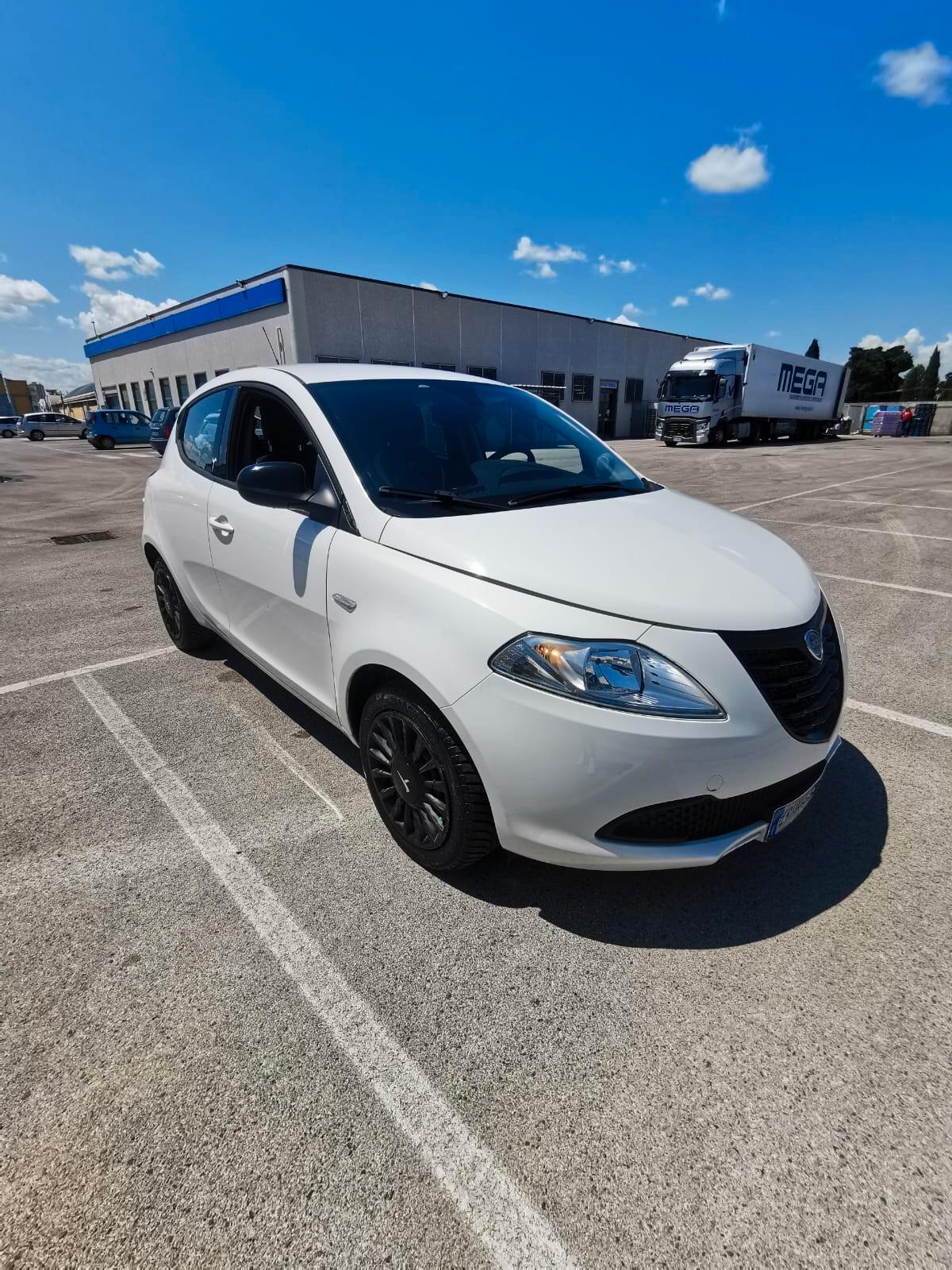 Lancia Ypsilon 1.2 69 CV 5P. GPL Ecochic Silver