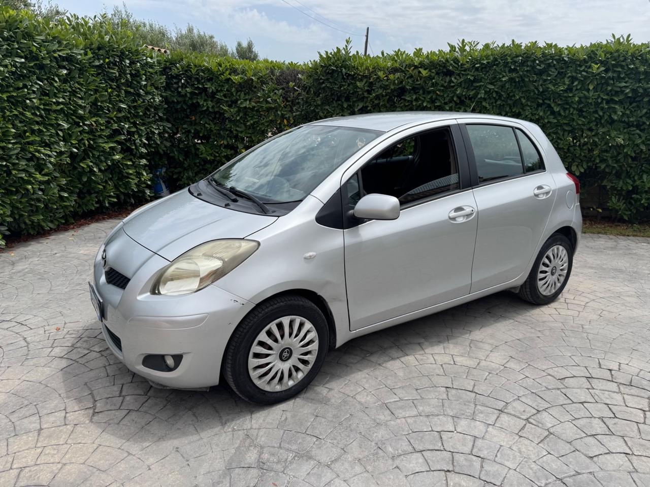 Toyota Yaris 1.3 benzina - POCHI KM - 2010