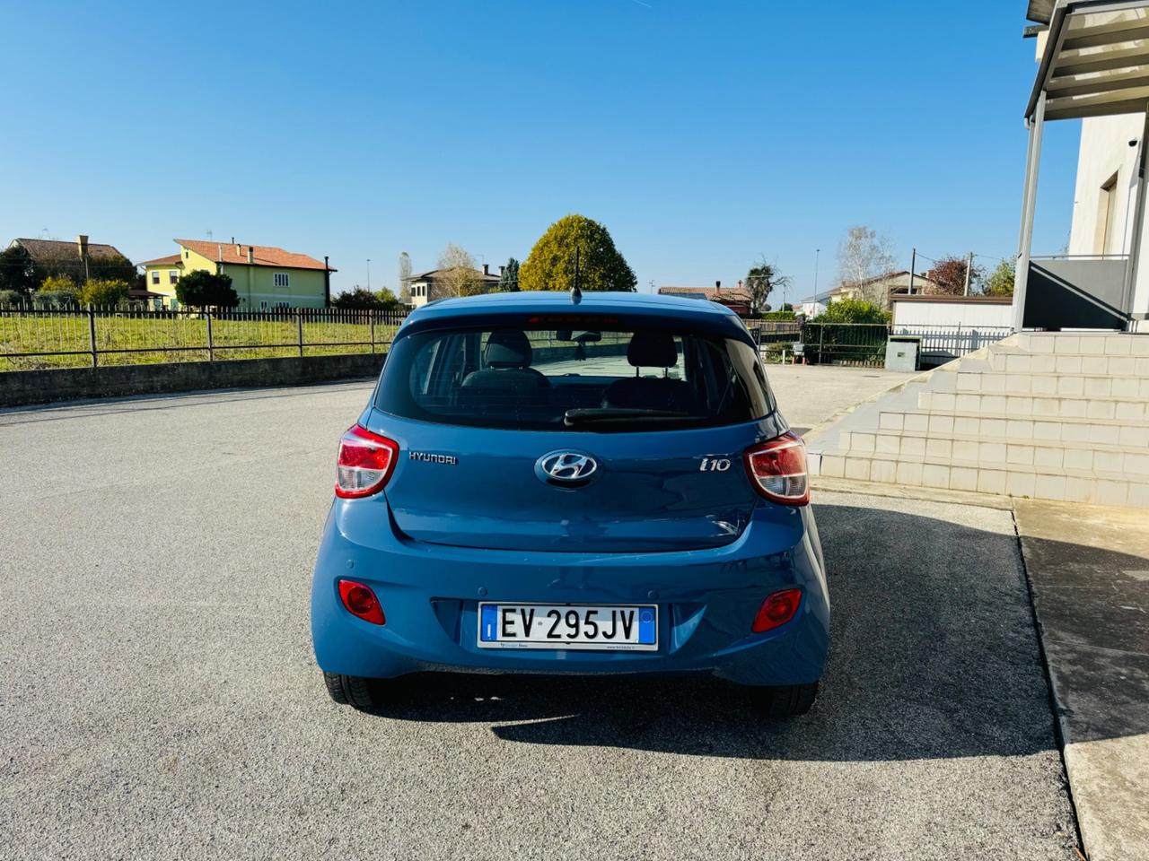 Hyundai i10 1.0 benzina 2015 140.000 km neo patentati garanzia 12 mesi