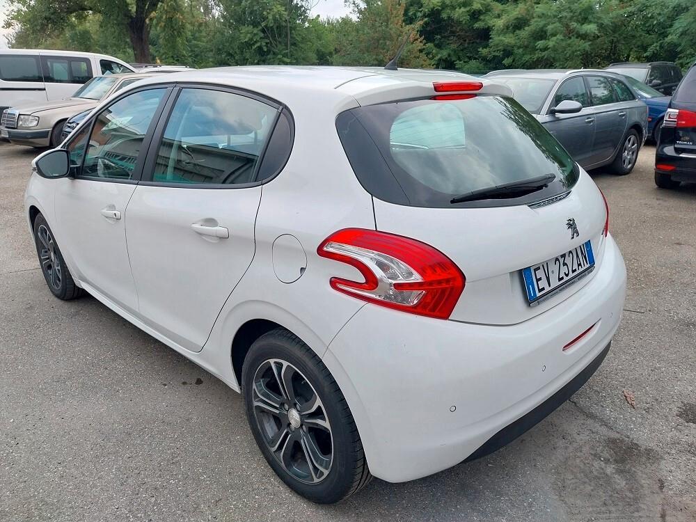 Peugeot 208 1.4 HDi 68 CV 5 porte Allure