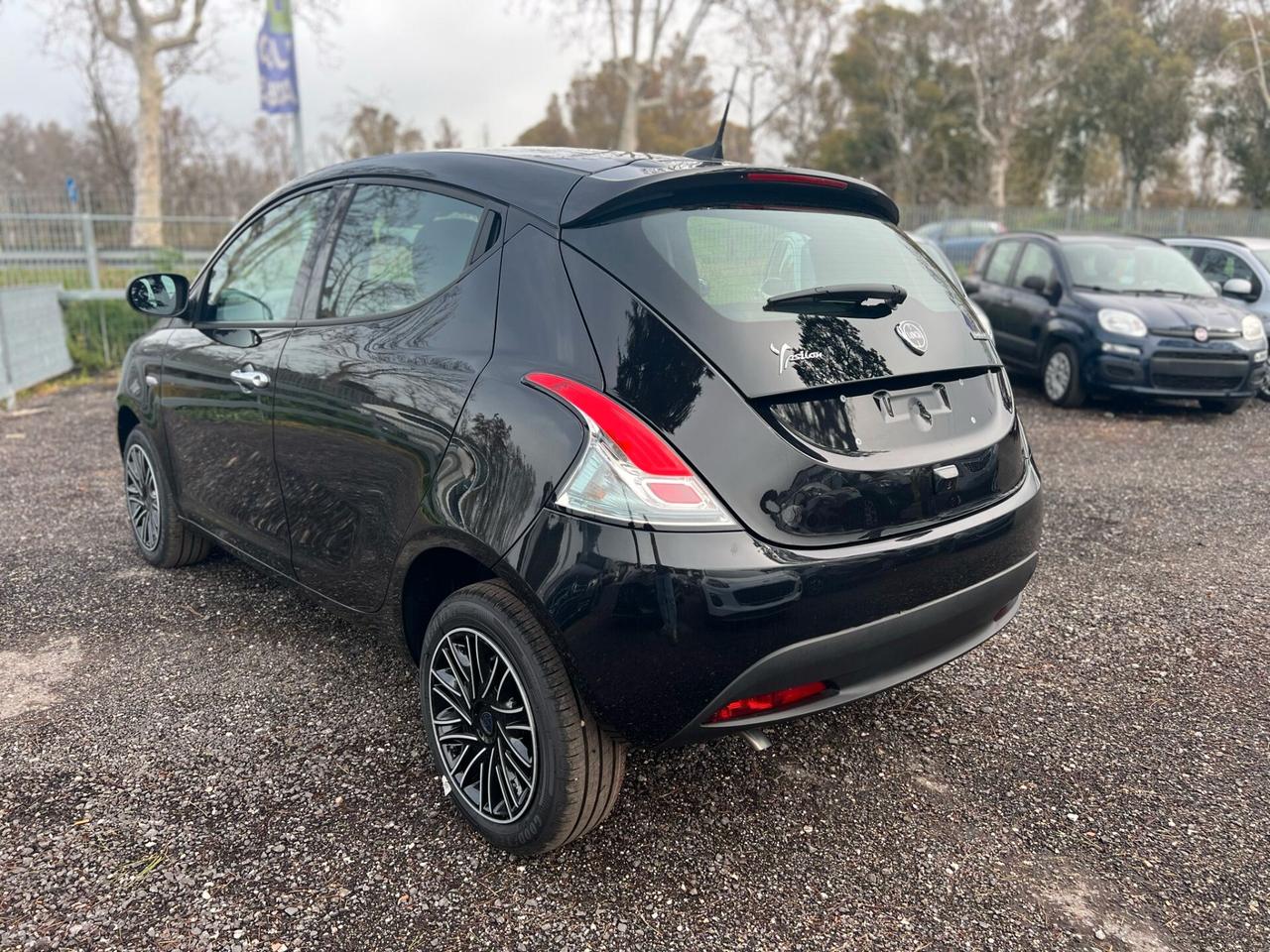 Lancia Ypsilon 1.0 FireFly Hybrid