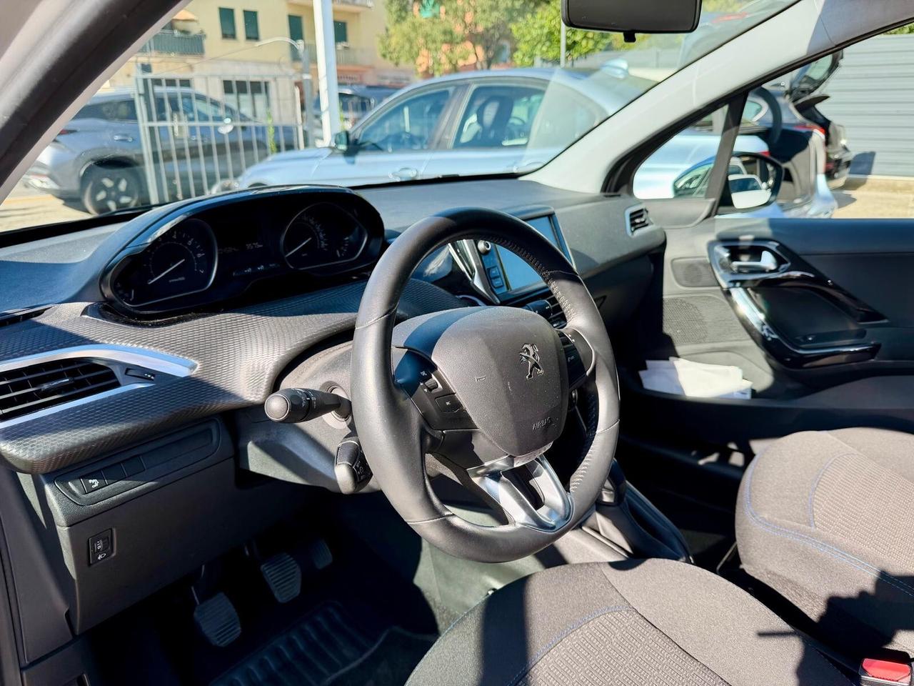 Peugeot 208 1.2 benzina neopatentati
