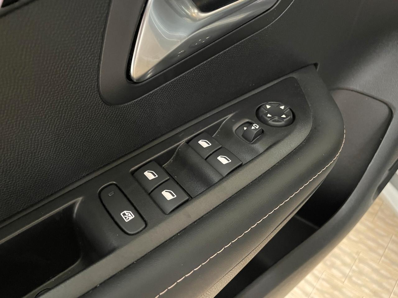 Peugeot 208 PureTech 100cv 5 porte Allure Telecamere navi