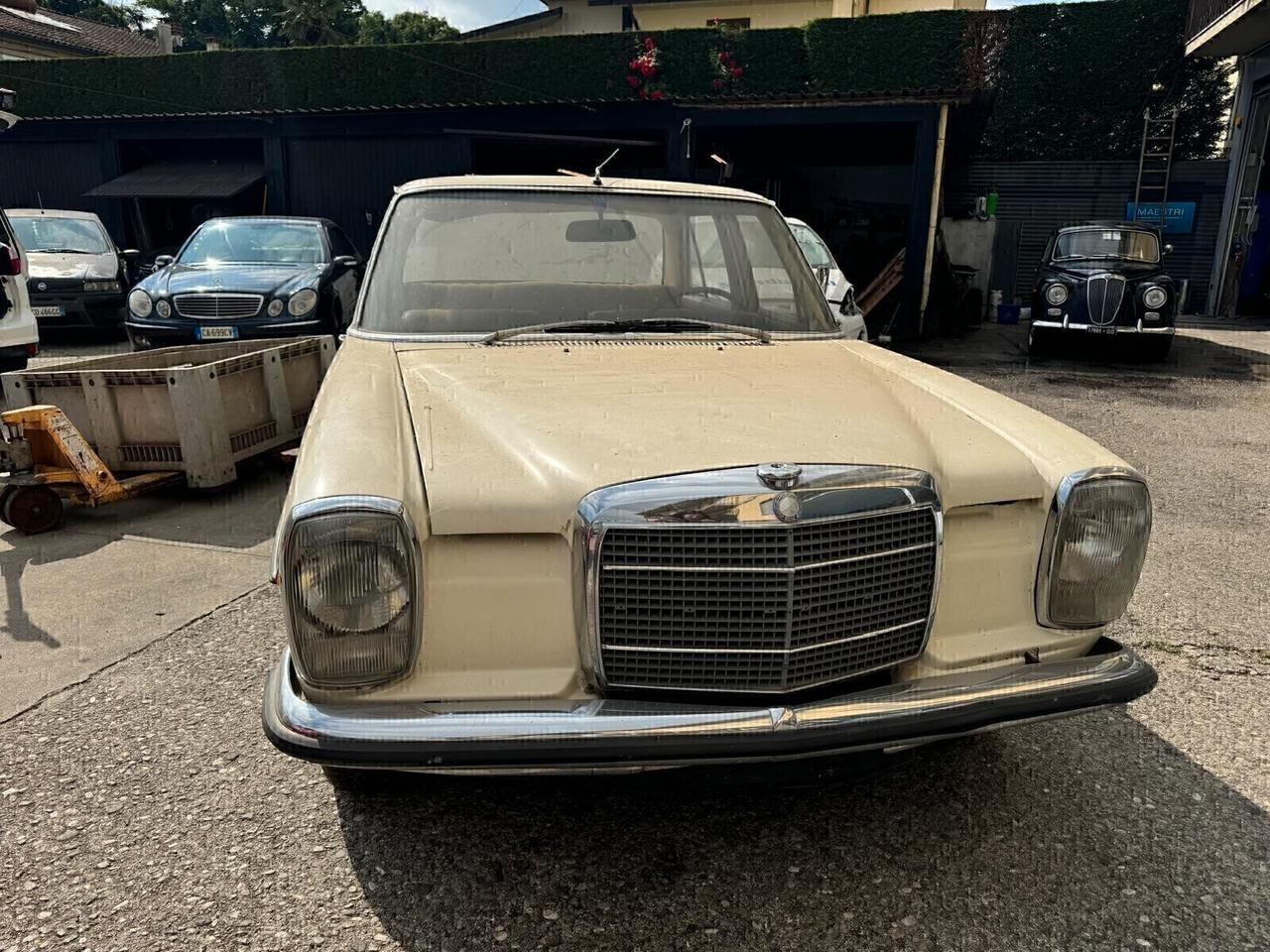 Mercedes-benz 200 Mercedes-Benz 200 D (W115) – Anno 1972
