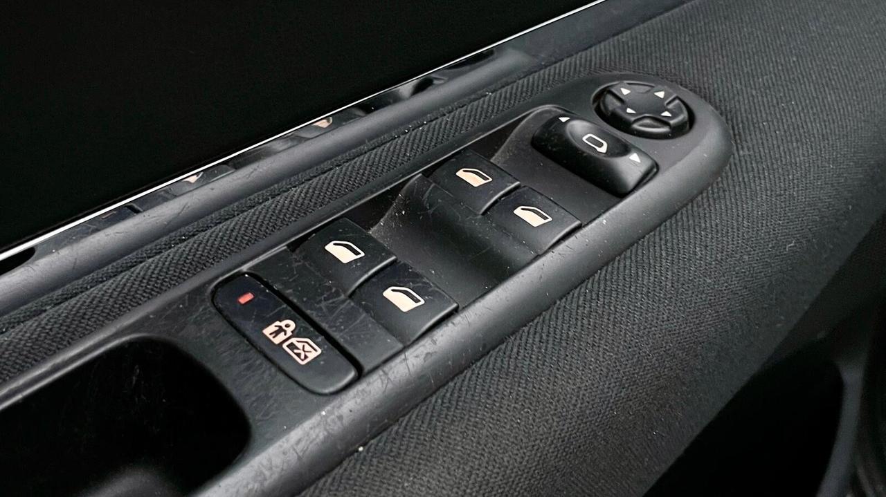 Peugeot 5008 2.0 HDi 150CV Allure N1