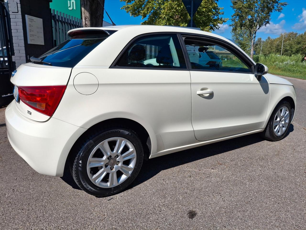 Audi A1 1.6 TDI Attraction-DIESEL-