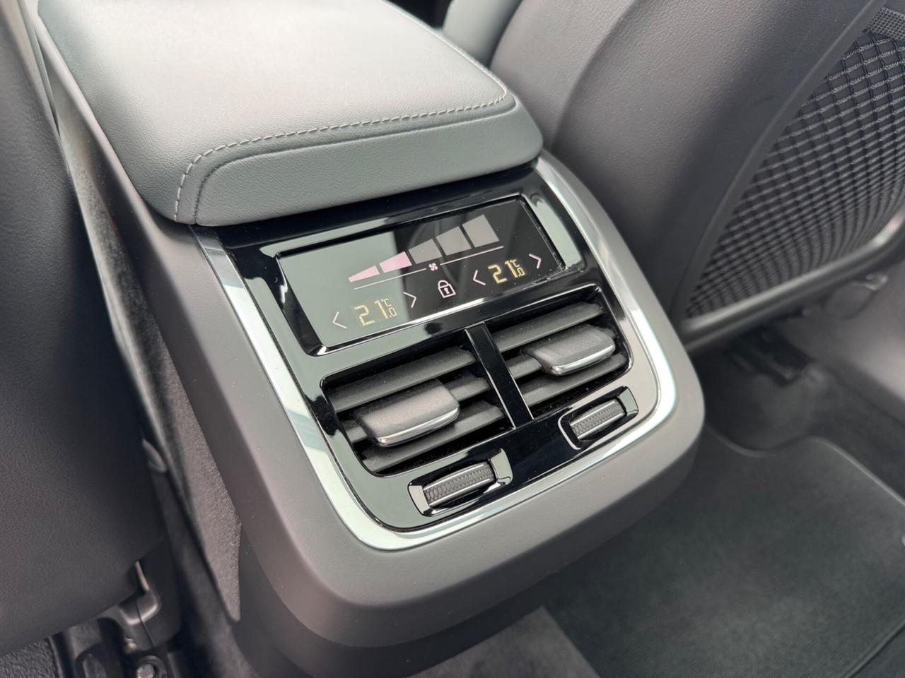 Volvo XC 60 B4 R-Design Plus Dark