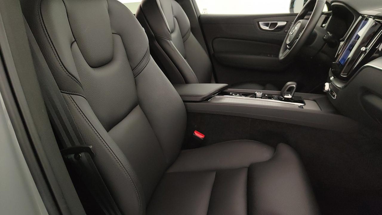 VOLVO XC60 2.0 b4 Plus Dark auto