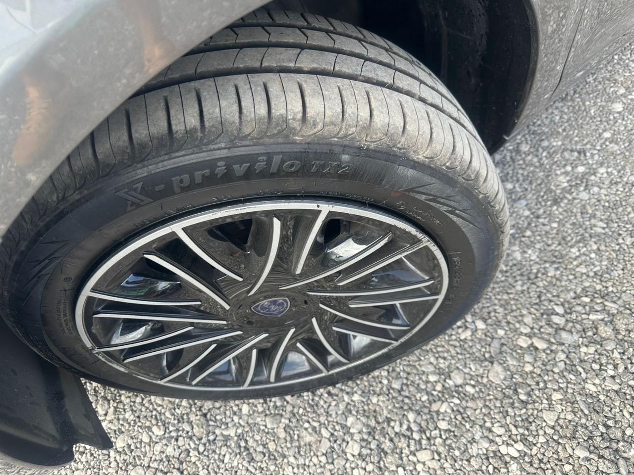 Lancia Ypsilon 1.0 FireFly 5 porte S&S Hybrid Ecochic Silver