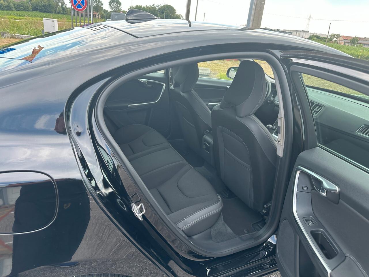 Volvo S60 D2 R-design Momentum