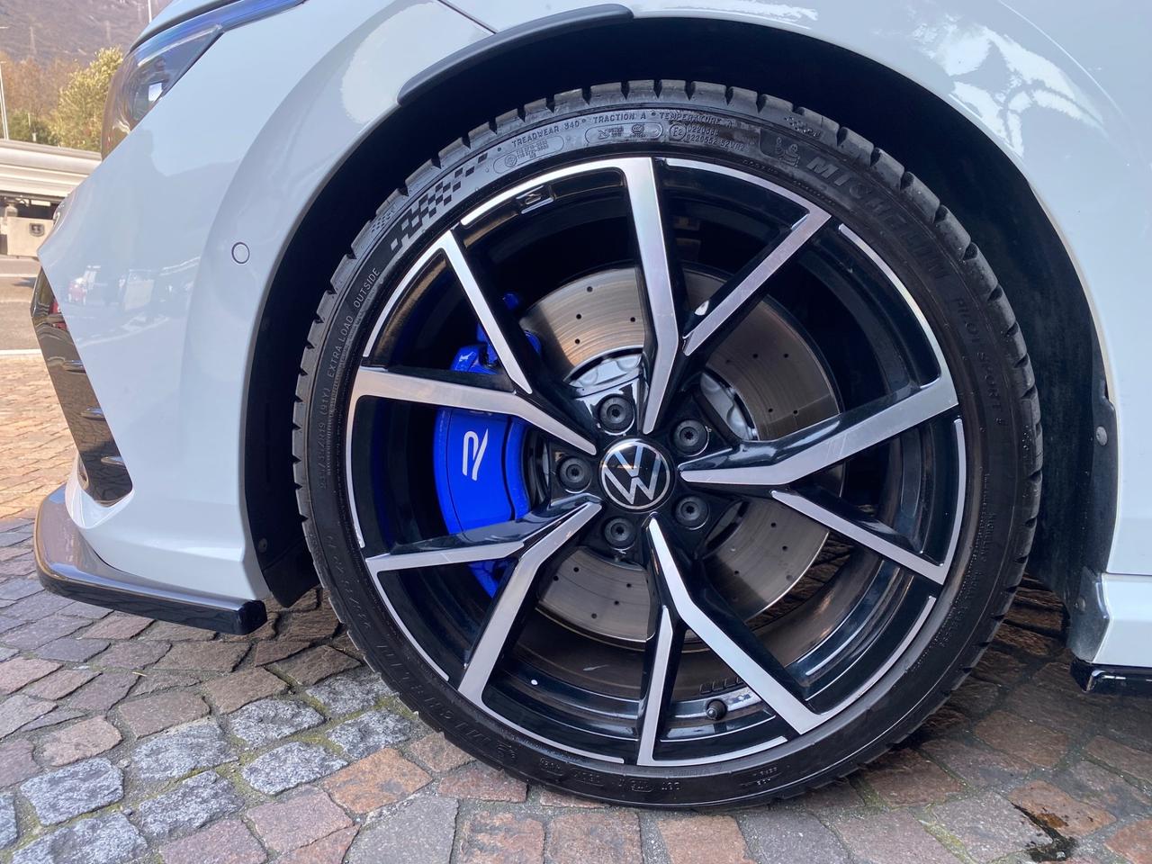 Volkswagen Golf 2.0 TSI DSG 4Motion R AKRAPOVIC PERFORMANCE PACK