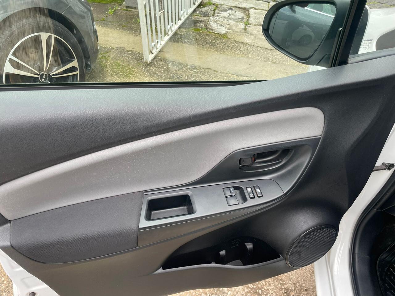 Toyota Yaris 1.0 5porte Active 2015