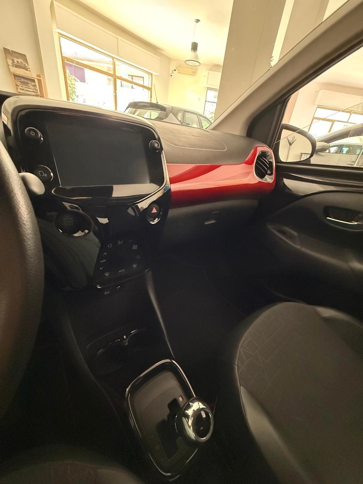Toyota Aygo Connect 1.0 VVT-i 69 CV 5 porte x-play TSS