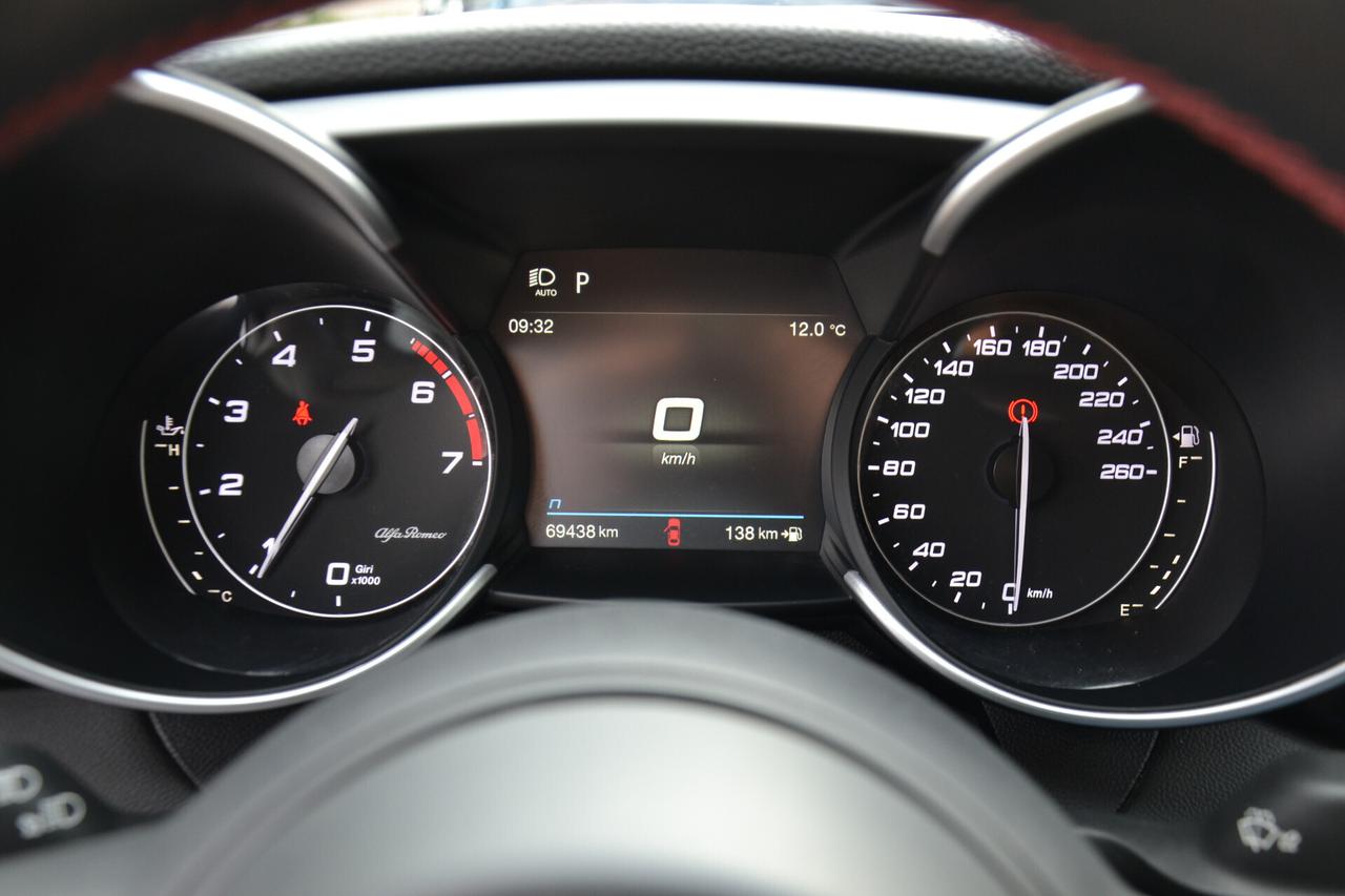 Alfa Romeo Giulia 2.0 200CV AT8 NAV LED RCAM PDC *PREZZO VERO*