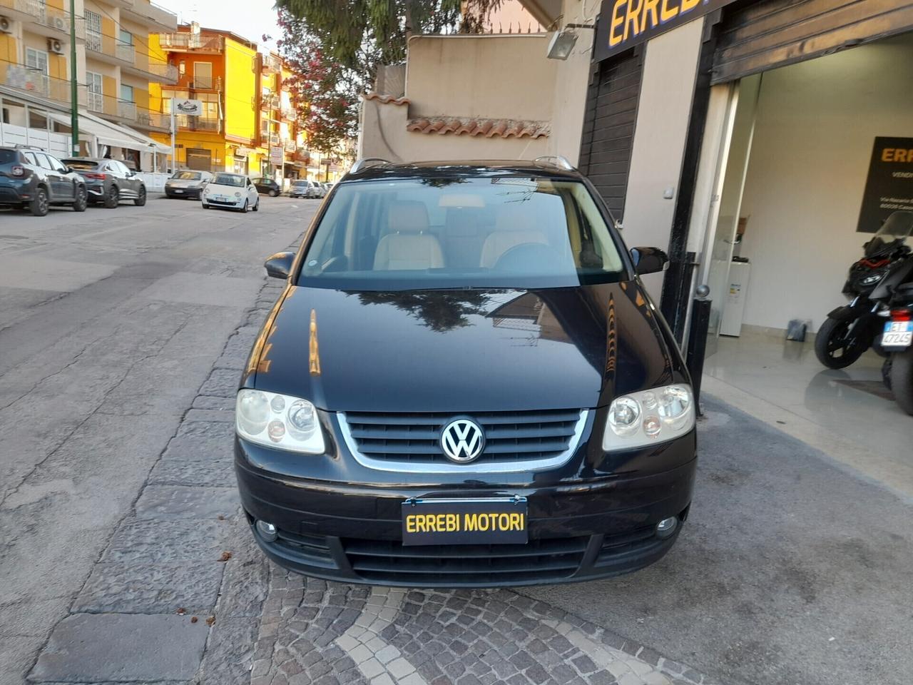 Volkswagen Touran 1.6 FSI Highline