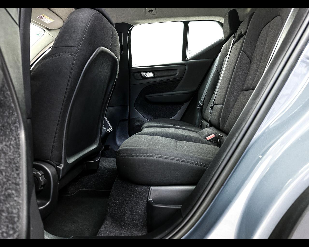 VOLVO XC40 (2017-->) - XC40 T2 Geartronic Momentum Core N1