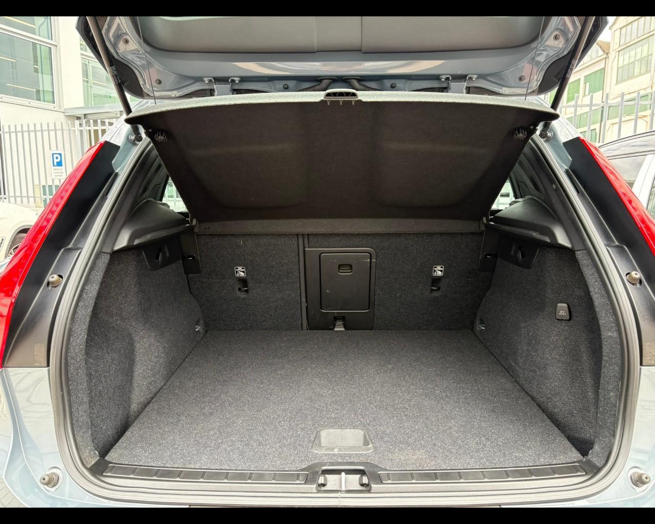 VOLVO XC40 (2017-->) - XC40 T2 Momentum Core