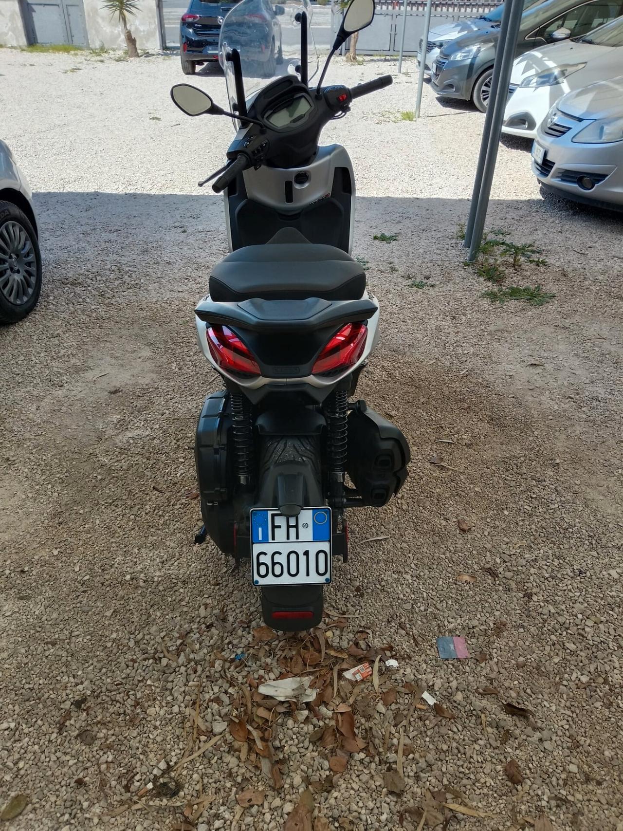 Piaggio Beverly 400 GRIGIO E NERO