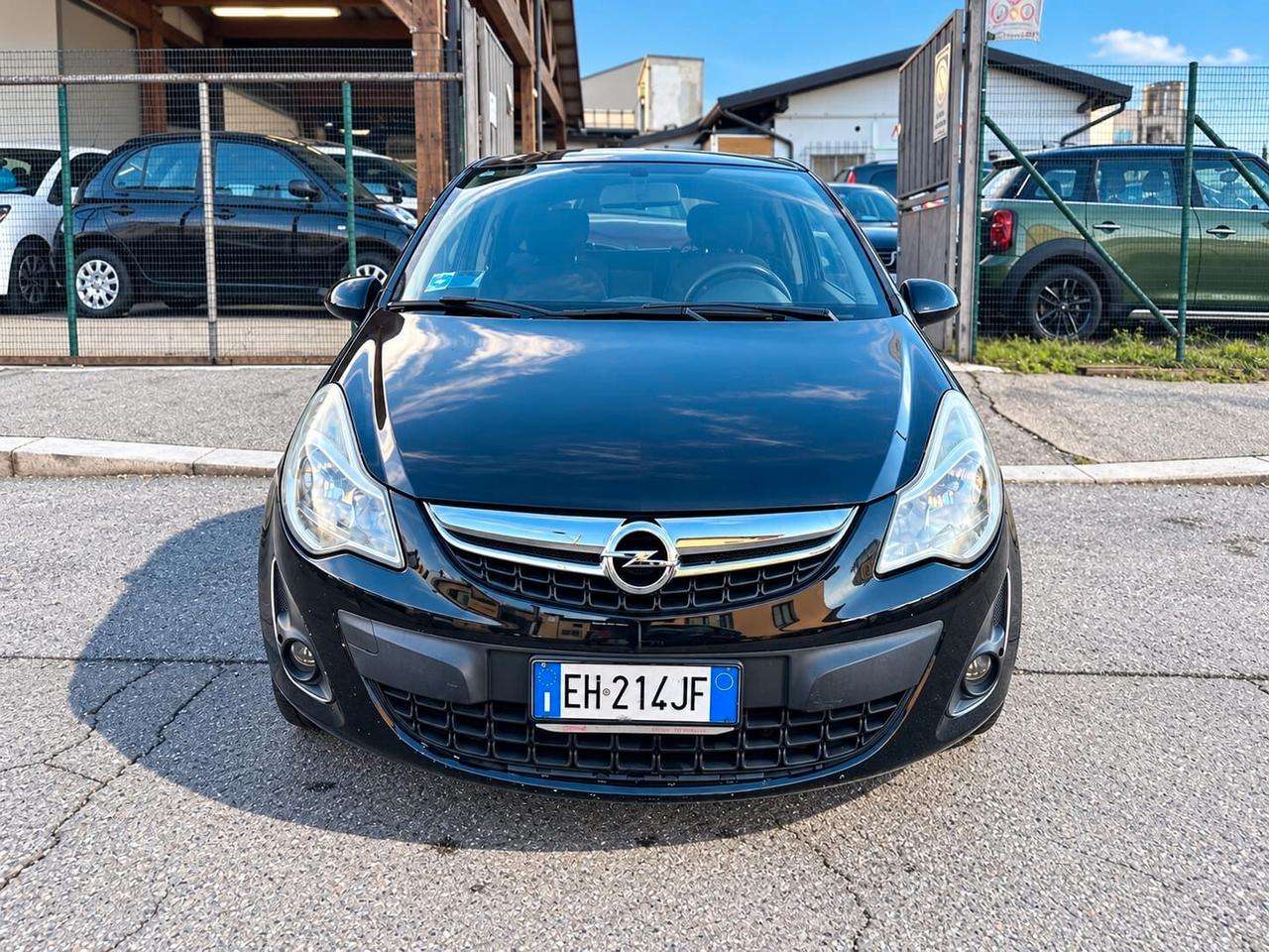 Opel Corsa 1.2 3 porte b-color