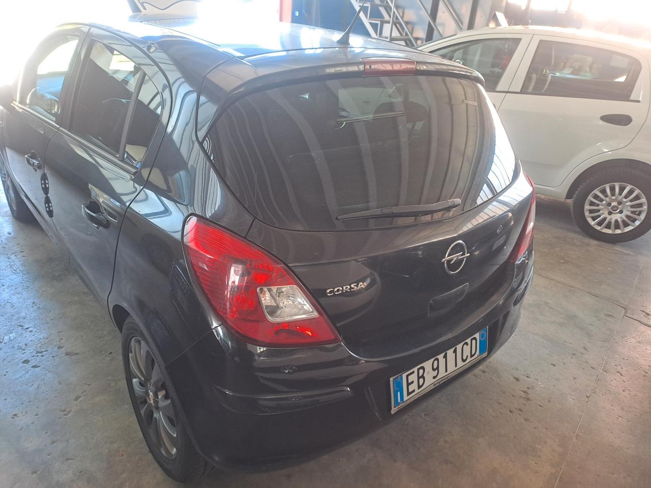 Opel Corsa 1.4 16V 5 porte Cosmo automatico