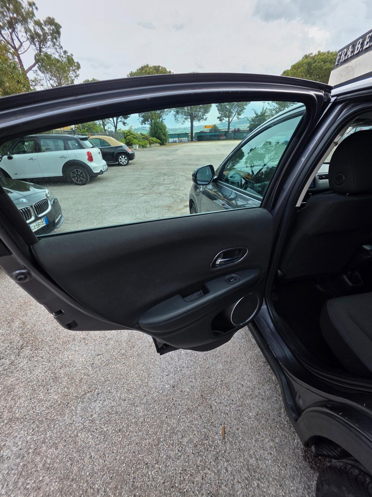 Honda HR-V Neo patentati 105000 kmHonda H-RV 1.6 disel 120 cavalli 88kw anno 2016 cambio manuale a 6 marce tagliando eseguito gomme al 85% interni perfetti esterni ottimi con un litro di gasolio si percore circa 20- 22 km lauto dispone di : Cerchi in lega